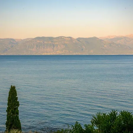 Amazing Beach House With Access To Private Beach!! Hébergement de vacances Petalídhion
